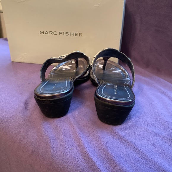 🌺 Marc Fisher Silver Sparkle ❇️ Flip Flops - Picture 4 of 5